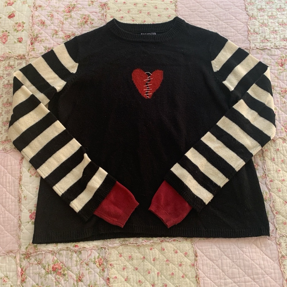 🖤SOLD🖤 Sixth Dimension stitched broken heart sweater